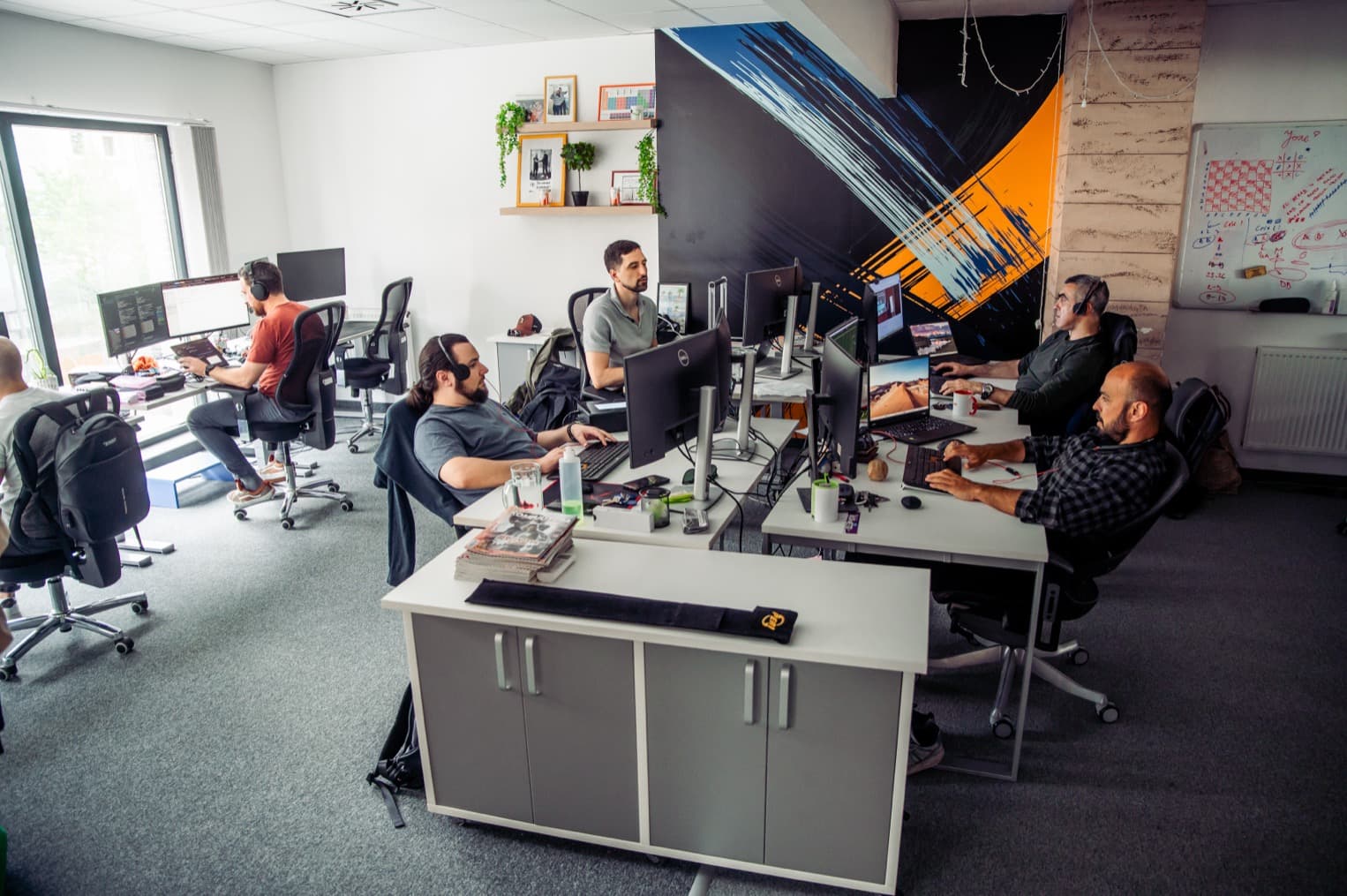 IT Engine tim sarađuje u sali za sastanke